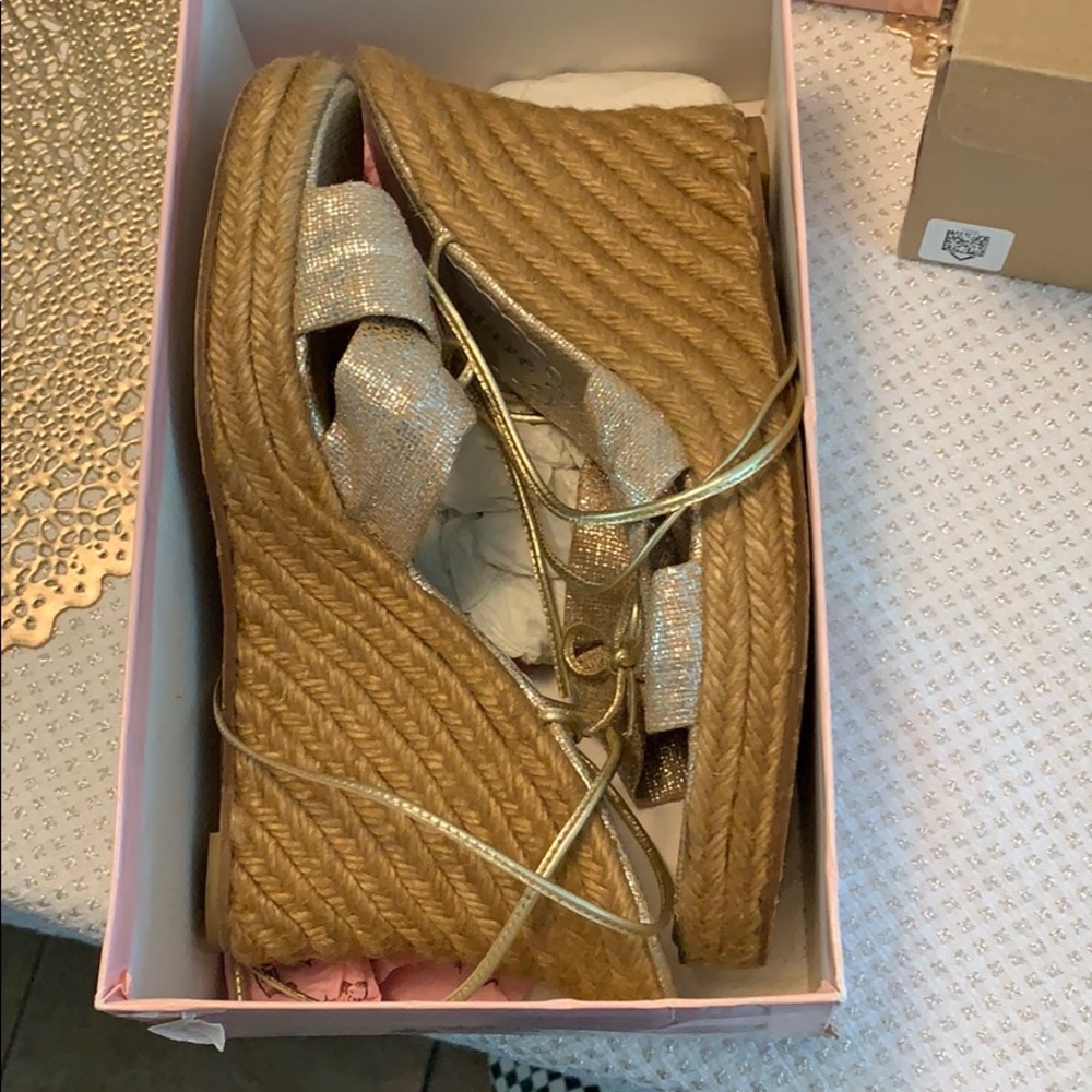 Adorable summer wedge tie around the ankle juicy